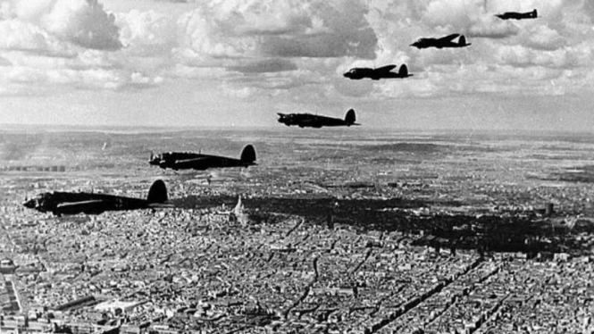 Satu skadron pesawat tempur Jerman di atas kota London, Inggris.