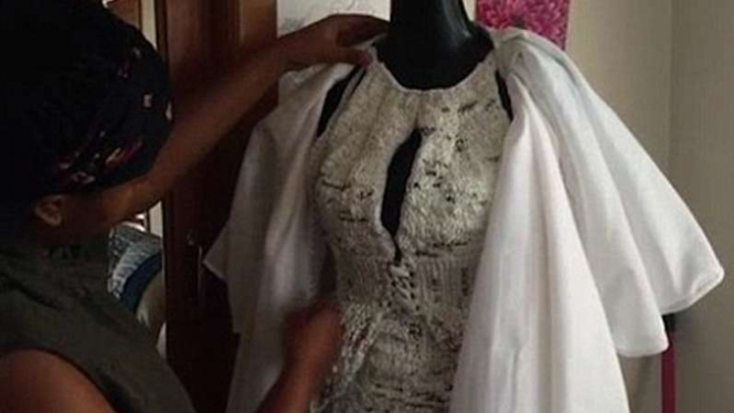 Gaun dari kantong plastik karya Hawila Koledoye