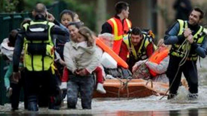 Petugas SAR di Prancis membantu mengevakuasi warga dari banjir yang meluas di Prancis, 2 Juni 2016.