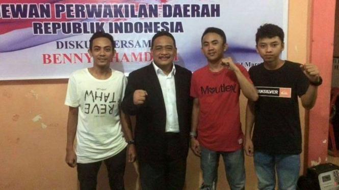 Anggota DPD Benny Rhamdani ditemu para aktivis mahasiswa di Manado, Sulut