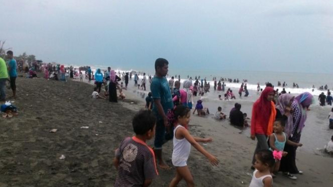Pantai di Aceh dipadati pengunjung.