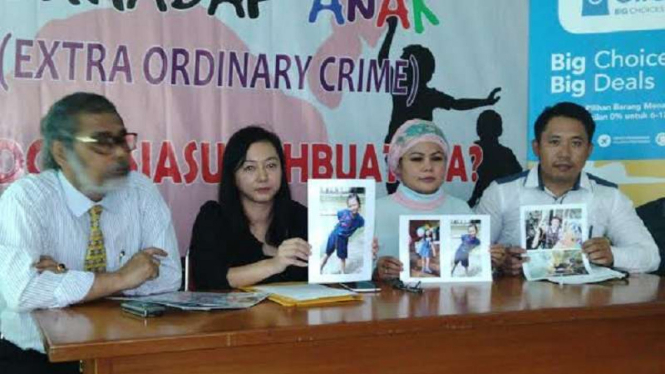 Ibu korban penculikan Cikupa di Komnas PA, Jumat, 3 Juni 2016.