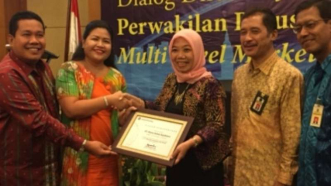 Direktorat Jenderal Pajak memberikan penghargaan kepada PT Melia Sehat Sejahtera