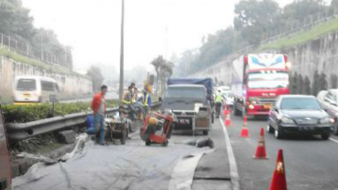 Macet parah di Tol JORR Pasar Rebo