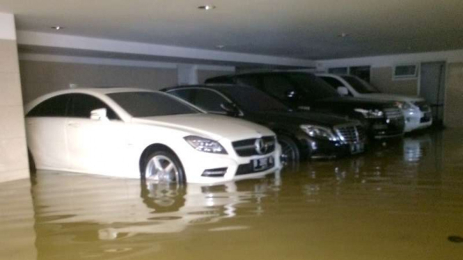 Mobil-mobil mewah yang terendam banjir di Pantai Mutiara.