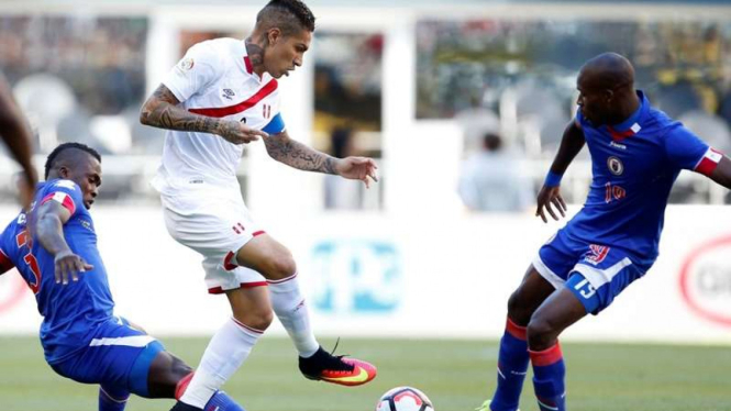 Striker Peru, Paulo Guerrero (tengah) saat menghadapi Haiti