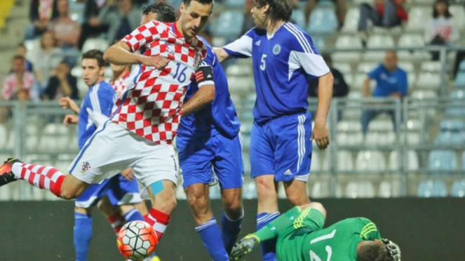 Striker Kroasia, Nikola Kalinic (kiri) bobol gawang San Marino