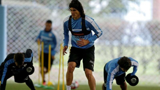 Pemain Uruguay berlatih