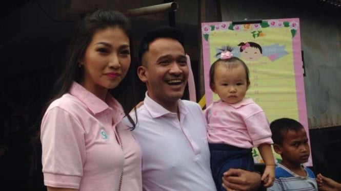 Ruben Onsu bersama Sarwendah dan anak di Panti asuhan