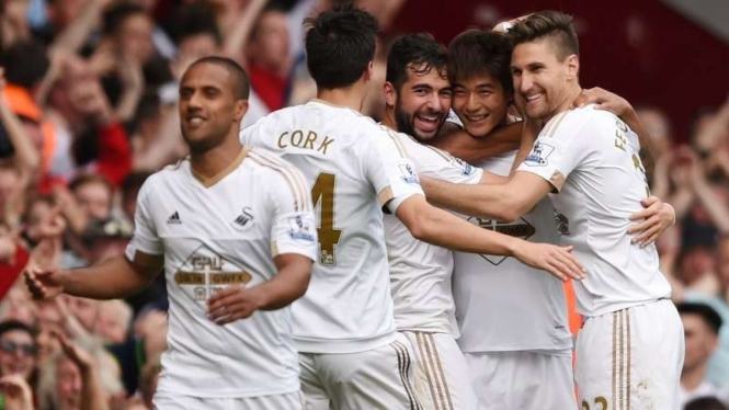 Para pemain Swansea City merayakan gol