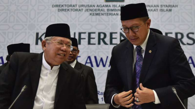 Ketua Umum Majelis Ulama Indonesia Pusat KH Ma'ruf Amin (kiri) dan Menteri Agama Lukman Hakim Saifuddin.