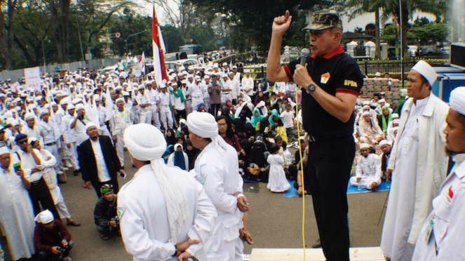 Mayor Jenderal (Purn) TNI Kivlan Zein (tengah). 