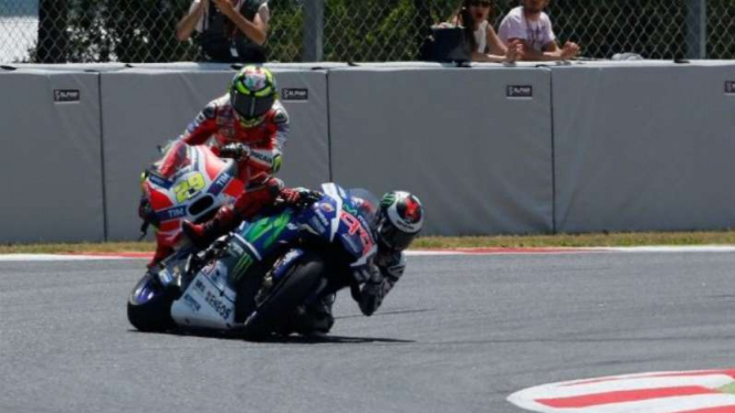 Pembalap Ducati, Andrea Iannone, saat menabrak Jorge Lorenzo.