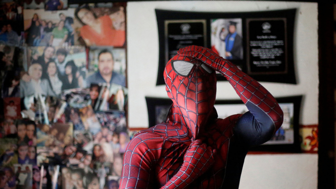 Dosen ini mengajar dengan menggunakan kostum Spiderman