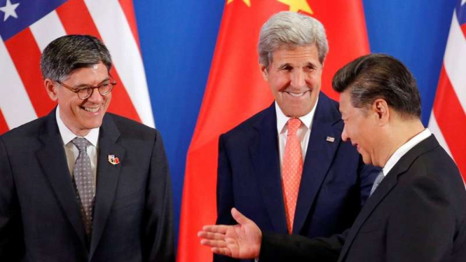 Presiden China Xi Jinping menyambut Menlu AS John Kerry