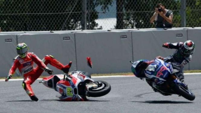 Pembalap Ducati, Andrea Iannone, usai menabrak Jorge Lorenzo.