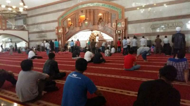 Aktivitas menjelang waktu berbuka puasa di Masjid Pusat Dakwah Islam (Pusdai) di Kota Bandung, Jawa Barat, pada Senin, 6 Juni 2016.