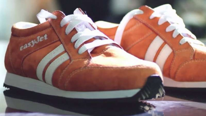 Sepatu Sneakairs besutan EasyJet