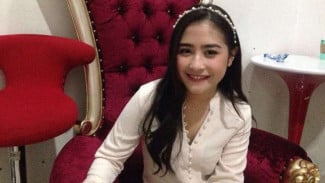 Prilly Latuconsina Rela Dijambak dan Dicubit