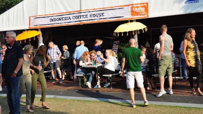 Para pengunjung memadati Anjungan Pameran kopi Indonesia di ajang Taste of Amsterdam, Belanda.