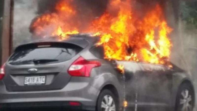 Mobil Ford Focus terbakar