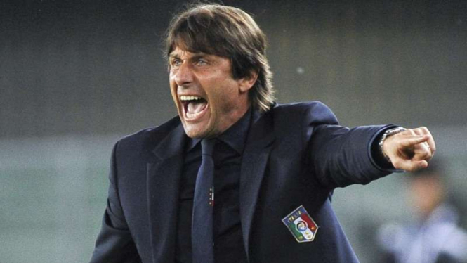 Antonio Conte saat melatih timnas Italia.