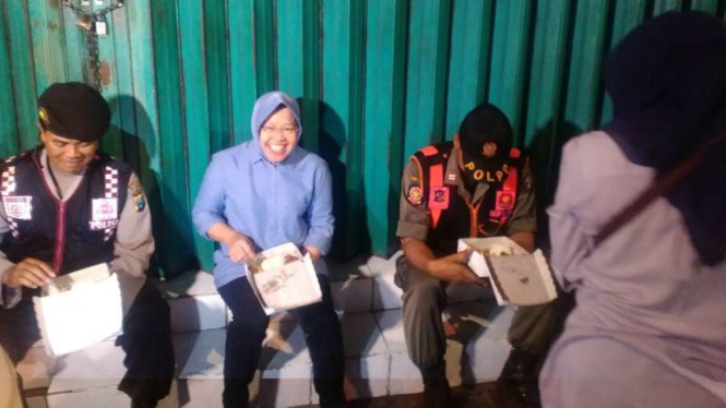 Wali Kota Surabaya Tri Rismaharini saat sahur di Pasar Keputran, Selasa (7/6/2016)