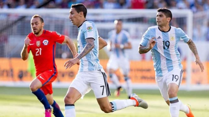 Pemain Argentina, Angel Di Maria, dan Ever Banega saat menghadapi Chile.