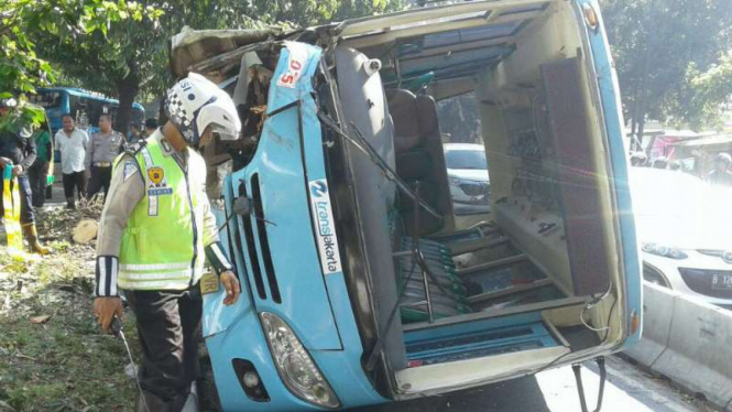 Bus feeder TransJakarta terguling di Jalan Warung Buncit, Jakarta Selatan.