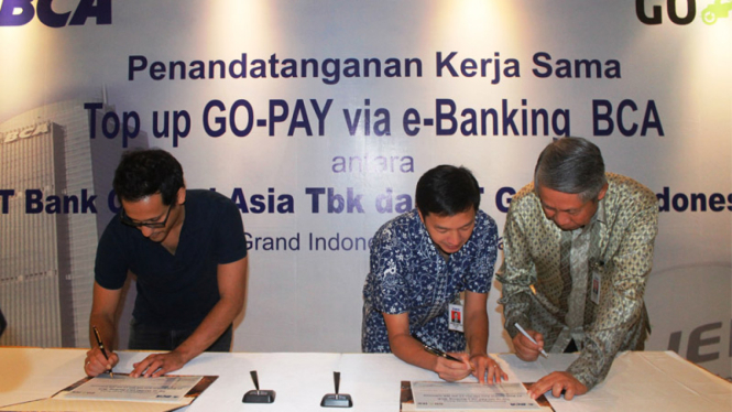 Direktur PT BCA Tbk Suwignyo Budiman dan CEO PT GO-JEK Indonesia Nadiem Makarim