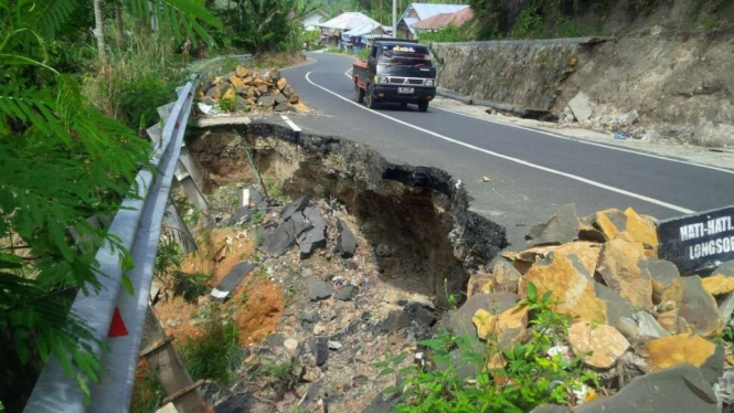 Jalan Lintas Barat Lampung rusak parah