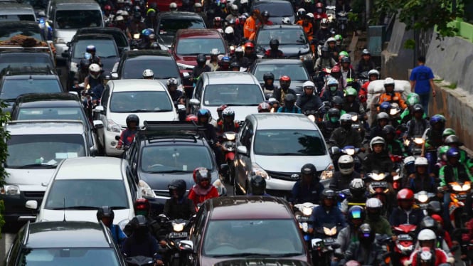 Kendaraan bermotor melintas di jalan Jakarta di jam-jam sibuk.