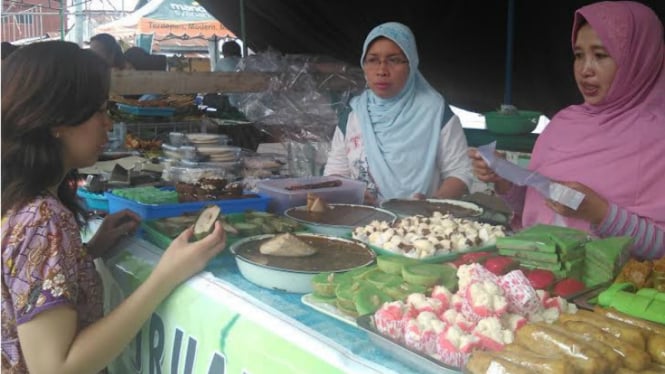 Pedagang kue lampu-lampu di Manado