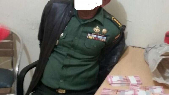 Oknum perwira menengah TNI yang ditangkap bersama barang bukti uang palsu.