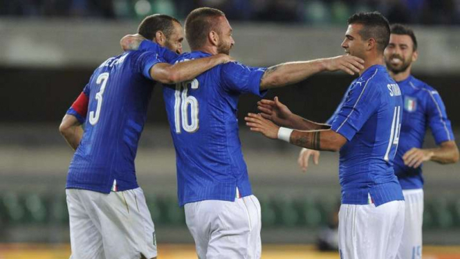 Para pemain Timnas Italia merayakan gol