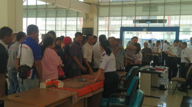 PO bus mempermasalahkan izin trayek jelang mudik 2016 di Terminal Pulo Gebang