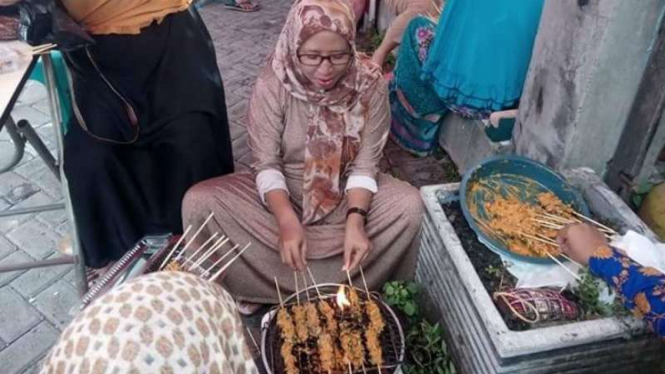 Saummu, warga Gresik di Jawa Timur, pembuat sate sate concong atau sate kerang hijau yang hanya dijual saat Ramadan.