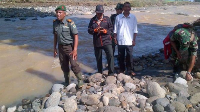 Anggota TNI dan masyarakat tengah mencari dua korban yang hilang.