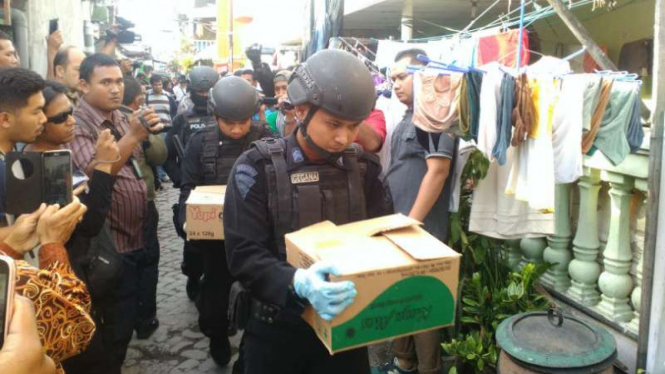 Aparat Densus 88 Antiteror Mabes Polri membawa sejumlah barang bukti yang disita dari lokasi penggerebekan terduga teroris di Surabaya pada pada Rabu, 8 Juni 2016.
