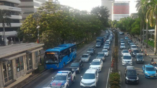Arus lalu lintas di Kuningan, Jakarta Selatan, padat, Rabu sore, 8 Juni 2016