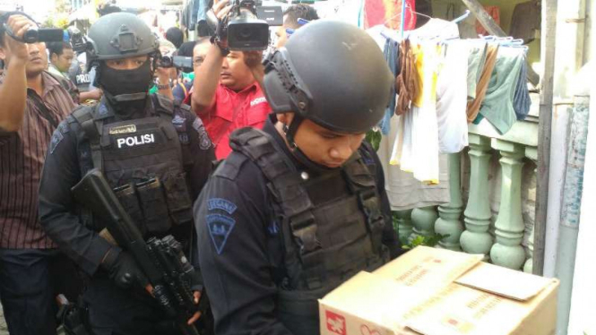 Tim Densus 88 Antiteror Mabes Polri gerebek terduga teroris di Surabaya
