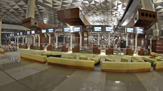 Loket check-in di Terminal 3 Ultimate, Bandara Internasional Soekarno Hatta.