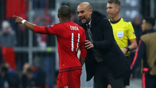 Pep Guardiola (kanan) bersama Douglas Costa saat masih menangani Bayern Munich