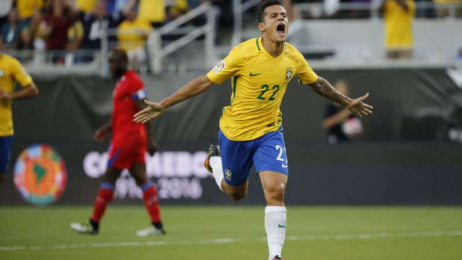 Gelandang Brasil, Philippe Coutinho, merayakan gol.