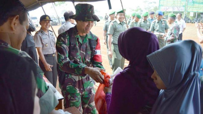 Dandim 0601/Pdg Letkol Inf. Ganiahardi saat memberikan sembako kepada masyarakat.