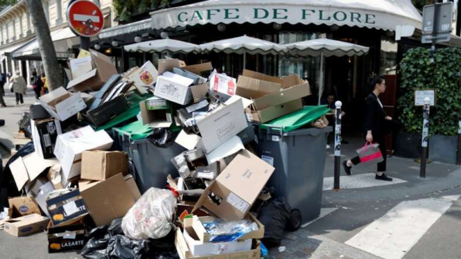 Tumpukan sampah di Kota Paris jelang Piala Eropa 2016.
