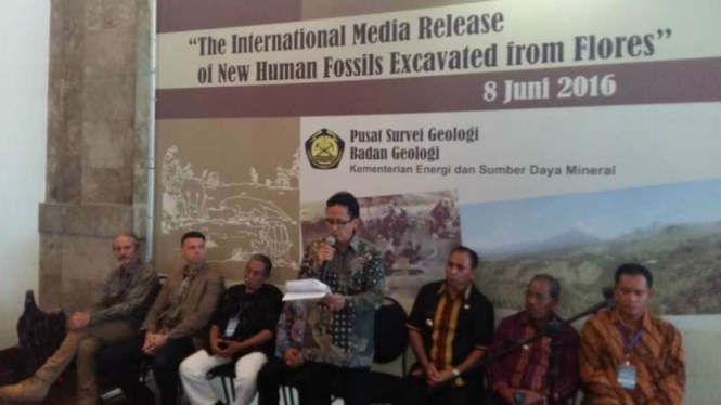 Tim peneliti gabungan dari Indonesia dan sejumlah negara menyampaikan kepada pers tentang penemuan fosil manusia purba Nusa Tenggara Timur di Bandung pada Kamis, 9 Juni 2016.