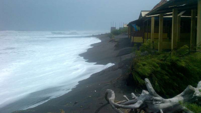 Gelombang pasang mengamuk dan merusak puluhan restoran di Pantai Depok, Kabupaten Bantul, Daerah Istimewa Yogyakarta, pada Kamis, 9 Juni 2016.