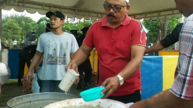 Panitia Ramadan Masjid Islamic Center Lhokseumawe menyiapkan bubur kanji rumbi bagi warga yang akan berbuka puasa di masjid itu pada Kamis, 9 Juni 2016.