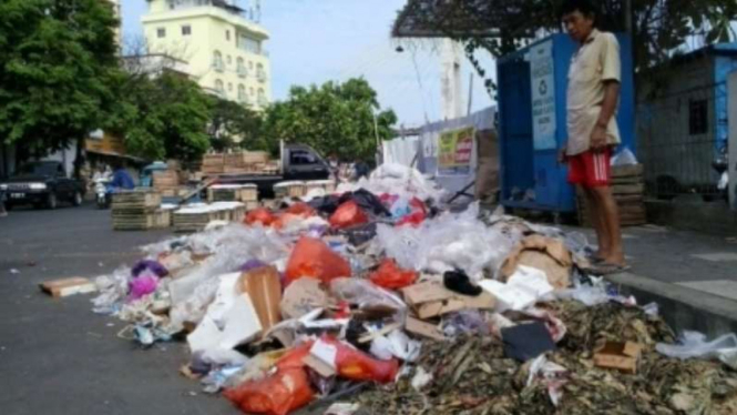 Sampah di Manado.